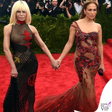 nuovo video di jlo con abito versace